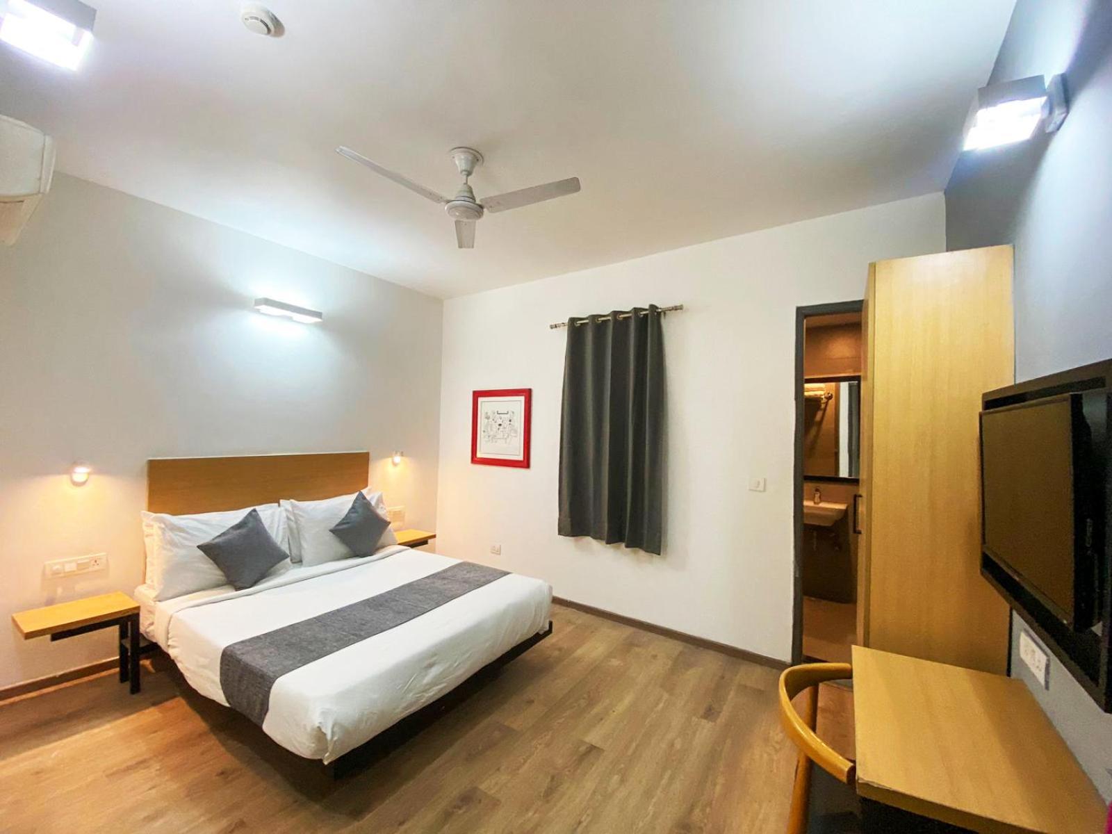 Hotel Crown Inn Фаридабад Экстерьер фото
